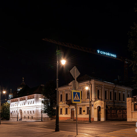 Название компании СТРОЙТЭКС на стреле башенного крана